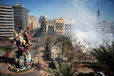 Falla i mascletà a la plaça de l'Ajuntament